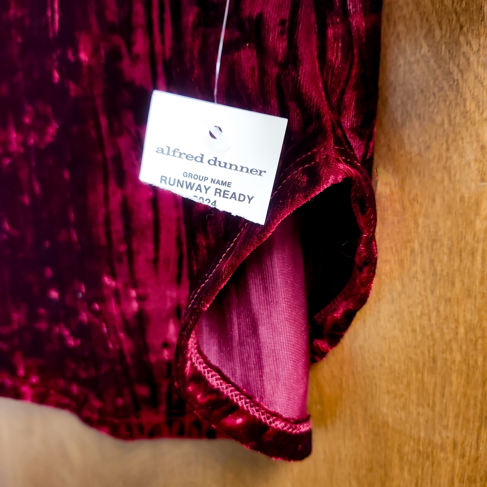 Alfred Dunner Velvet Top Womens Medium Red Crushed Velvet Holiday Party Blouse - Picture 2 of 6